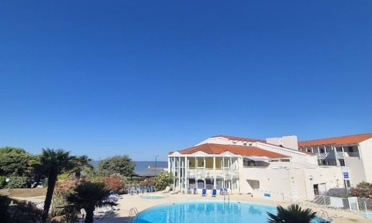 Fouras Apartment | Apartment with ocean and pool views - near the beach