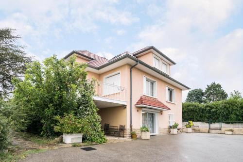 Saint-Symphorien-d'Ozon Apartment | Appartement Indépendant en maison à 15 MIN de LYON