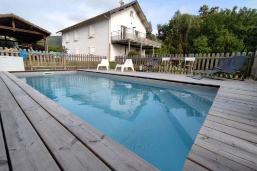 Mauleon-Licharre Apartment | Appartement au calme avec vue et piscine au coeur du pays basque