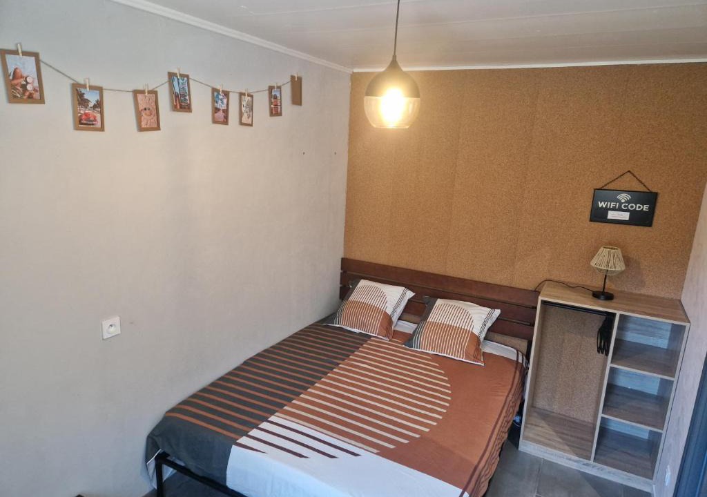 Serezin-du-Rhone Apartment | Appartement indépendant dans maison avec jardinet, au calme