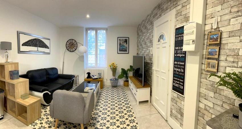 Republique Apartment | Appartement moderne proche thermes avec balcon et place de parking