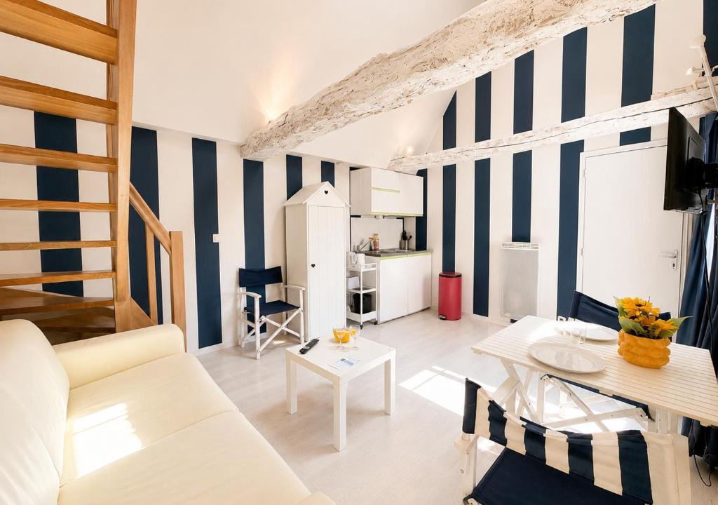 Bayeux Apartment | Apt duplex ou plain pied tout confort plein centre ville Bayeux proche commerces, restaurants, avec terrasse privative ou jardin commun aménagé clos, parking gratuit à proximité, proche plages du débarquement