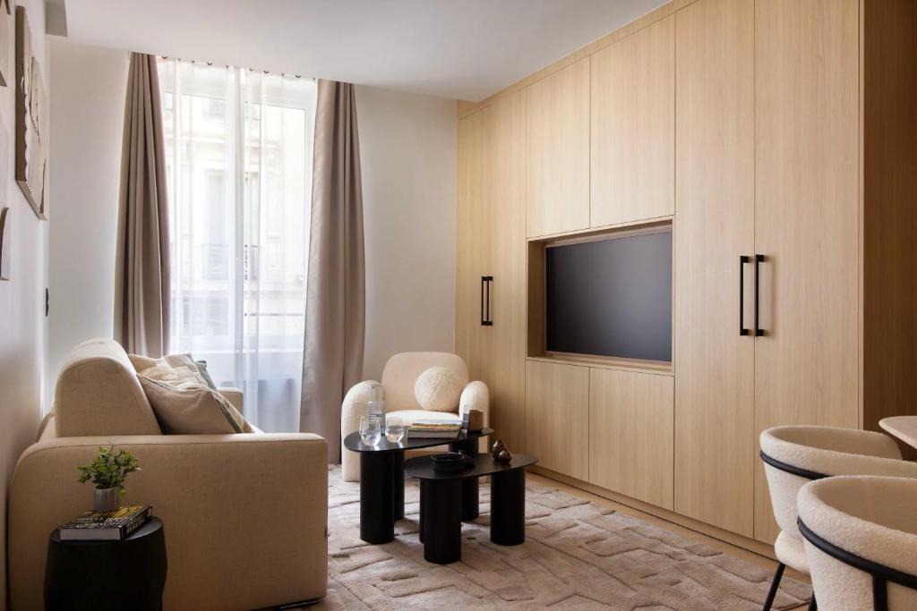 10th Arrondissement Apartment | Apt Exceptional - AC - 3BR-8P- Gare de l 'Est