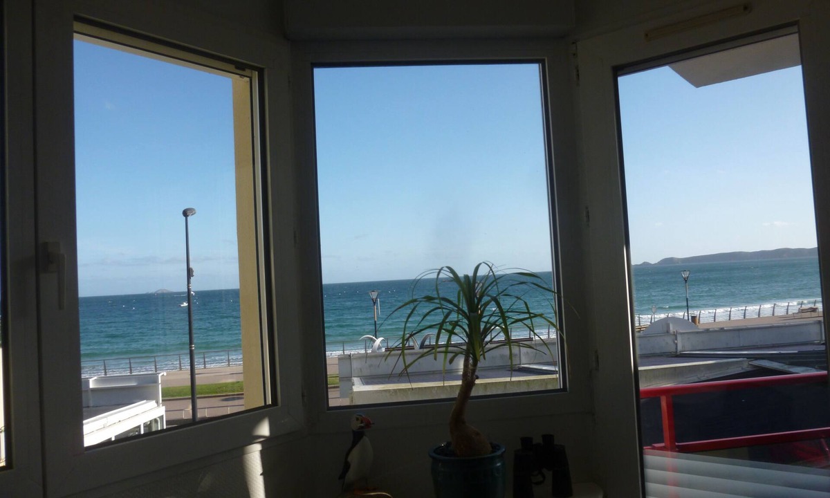 Perros-Guirec Apartment | Apt sea view and direct access to the beach, Internet access, 4 people
