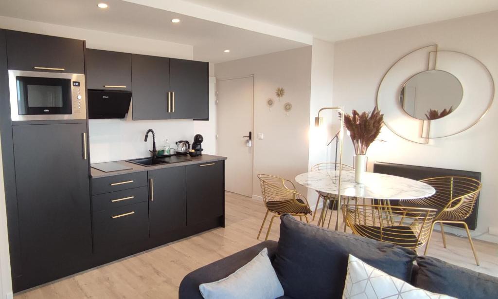 Saint-Priest Apartment | Arty Appart - Eurexpo - Clim - Parking box privé - Balcon - Sauna en option