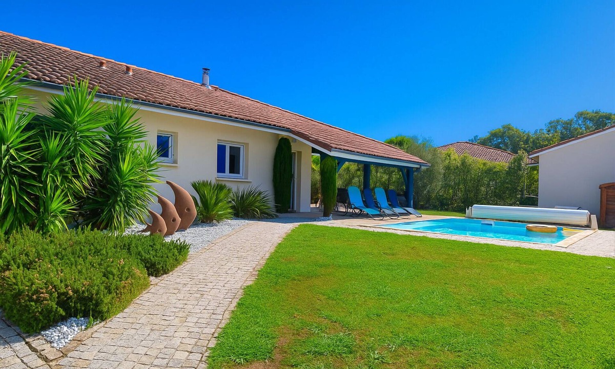 Sainte-Marie-de-Gosse House | At rest between sea and mountains