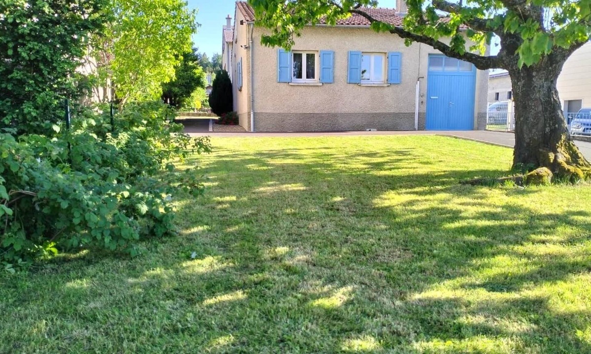 Saint-Julien-Chapteuil House | At Tata Malou's house with a garden and an enclosed courtyard