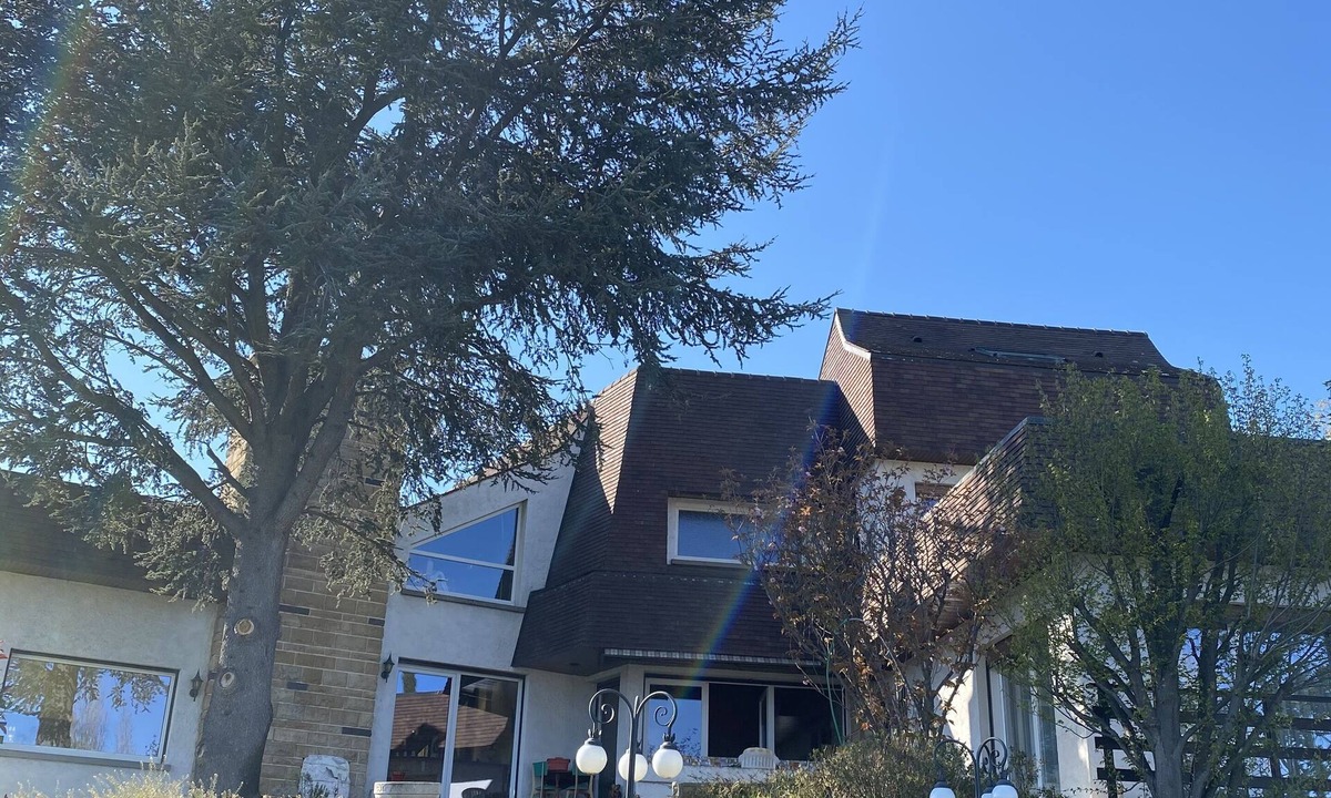 Chateaugay House | Atypical house with panoramic view and swimming pool.