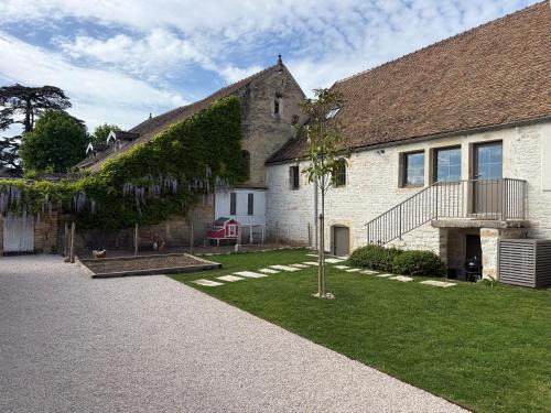 Meursault Villa | Au 8 à Meursault, Magnifique maison Bourguignonne au pied des vignes, jardin, places de parking privée