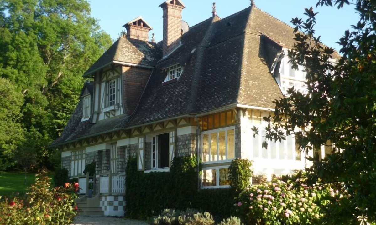 Villerville Villa | Authentic and spacious Normandy Manor direct sea view