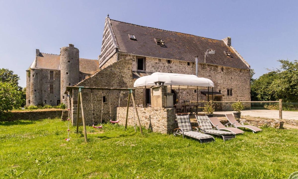 Saint-Lo-d'Ourville Cottage | Authentic Stay at the Manor with Pets Allowed