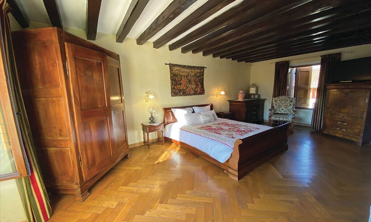 Sainte-Marie-dʼAlloix Bed & Breakfast | Bach room in house with jacuzzi, swimming pool, terrace and barbecue
