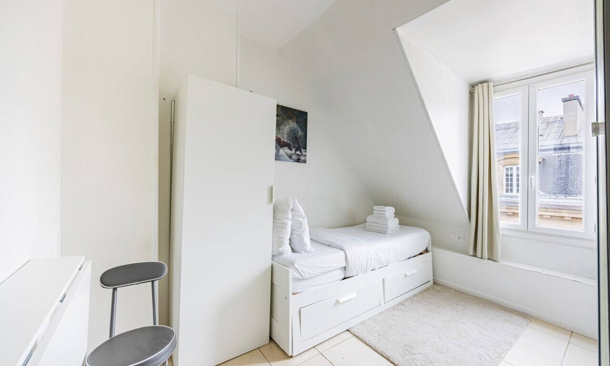 Porte-Saint-Martin Apartment | Bail mobilité - République - Studio