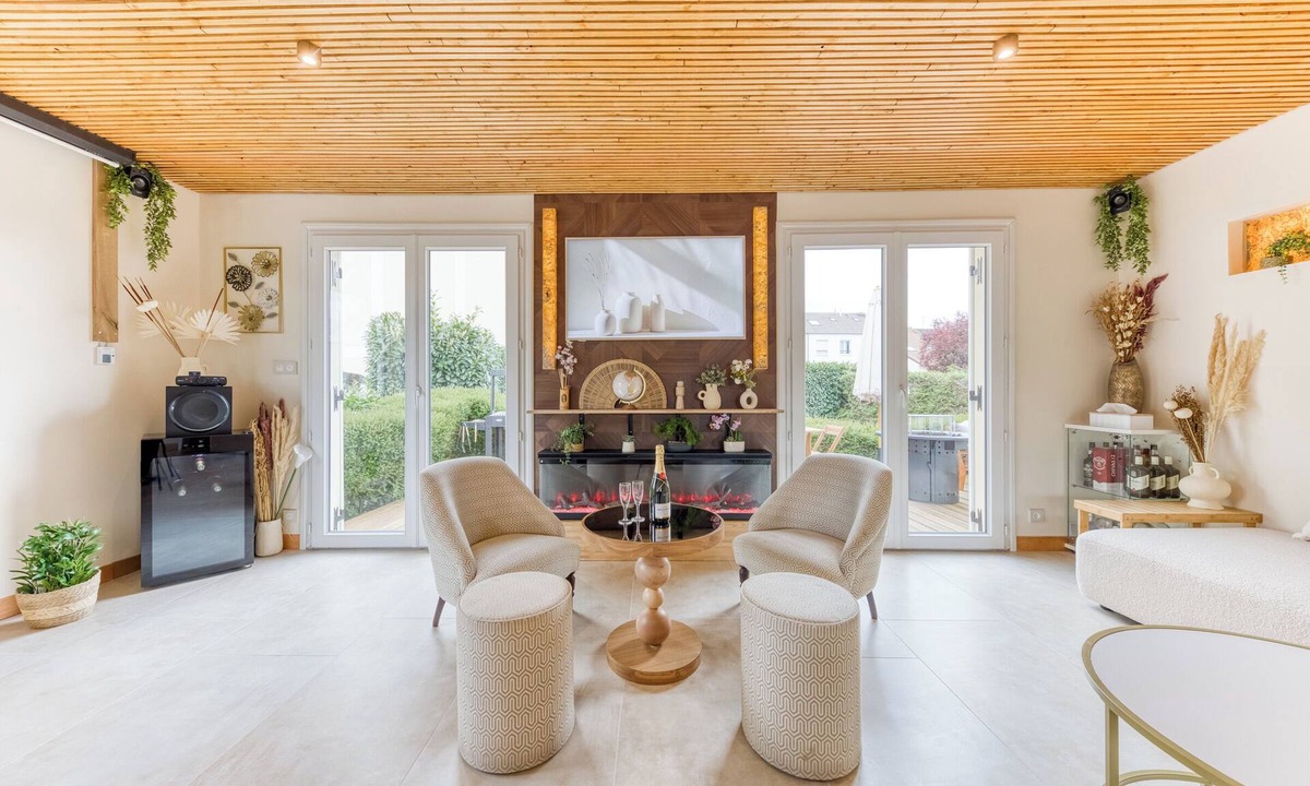 Saint-Germain-sur-Morin House | Balinese luxury villa Disneyland Paris. Spa, cinema, billiards for families.