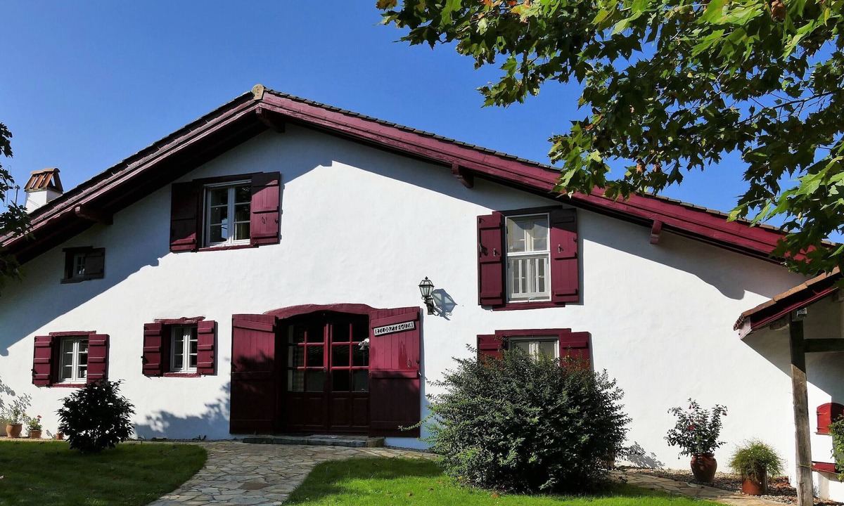 Louhossoa Apartment | BaskoParadis I Eco-Gite I Basque farmhouse I Calm I Terrace I View I Donkeys