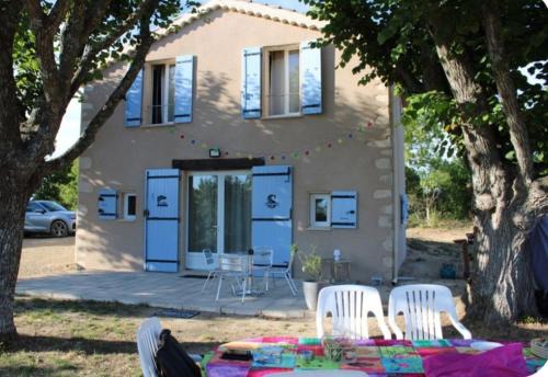 La Celle-sous-Gouzon Villa | Bastidon les tilleuls riez 04500 avec piscine