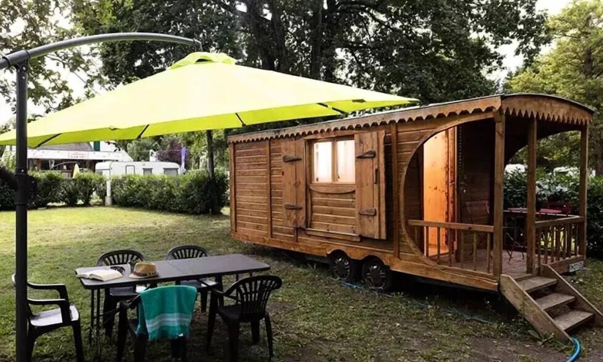 Bagneaux-sur-Loing Cabin | Baudelaire 1-Room Travel Trailer for 2 People