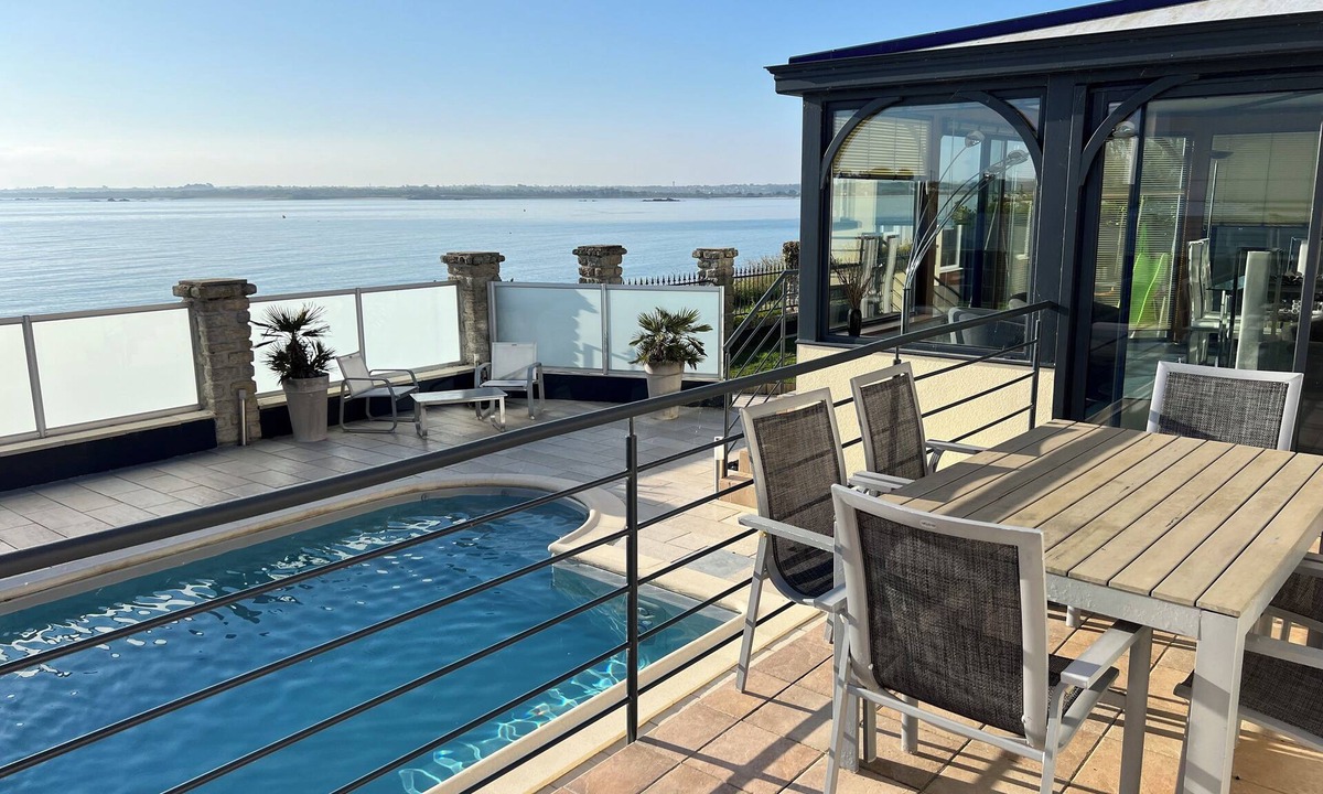 Plouneour-Trez Villa | Beach mansion directly by the sea + pirvat pool - stone´s throw enter the beach