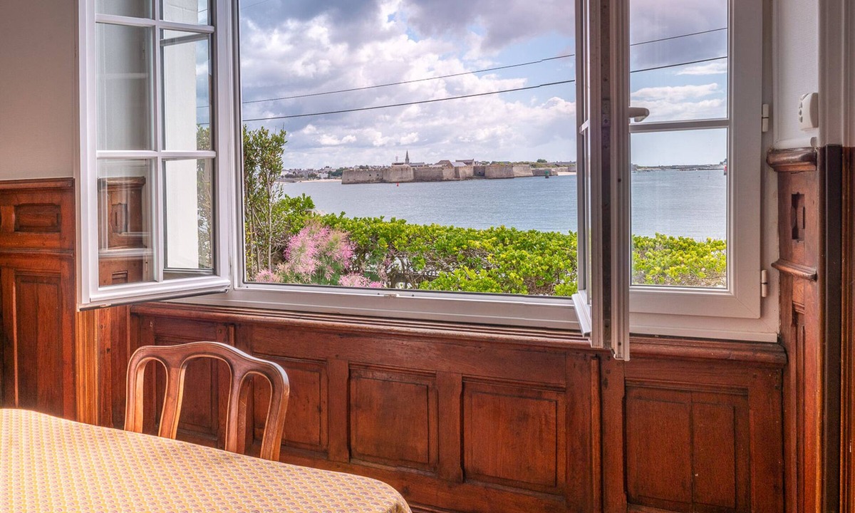 Larmor-Plage House | Beachfront Family Home with Sea View, 9 Guests, Pet-Friendly