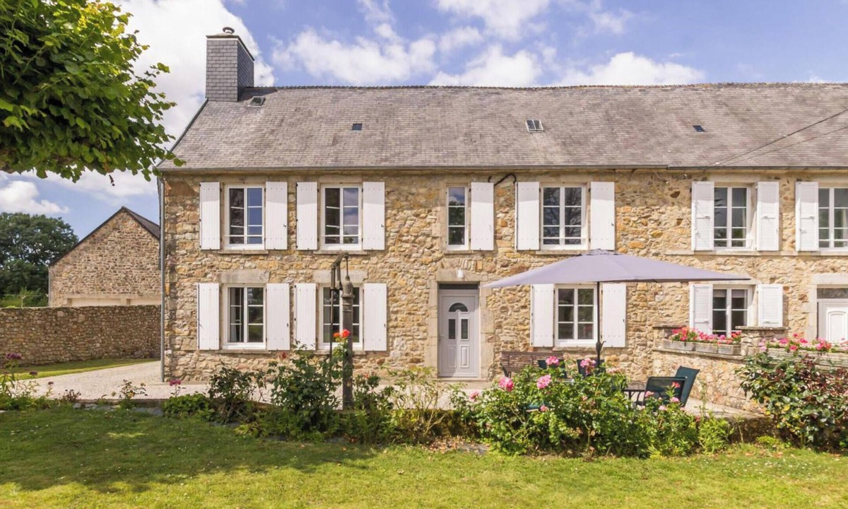 Bricquebec-en-Cotentin Cottage | Beautiful stone house, private garden in the heart of Cotentin