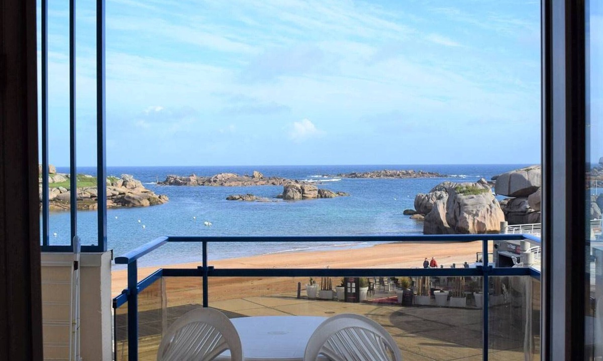 Tregastel Apartment | Beautiful apartment with sea view and parking in Trégastel