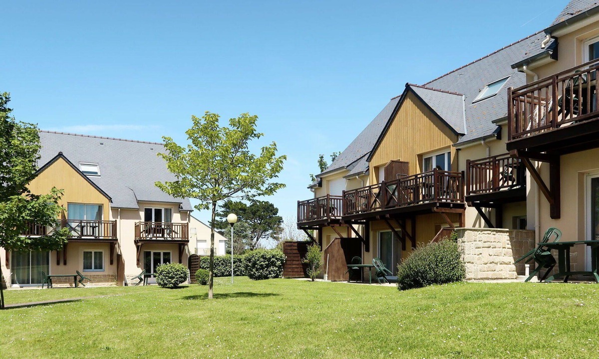 Saint-Briac-sur-Mer Apartment | Beautiful apartment for 4 guests with pool, WIFI, TV, terrace and pets allowed