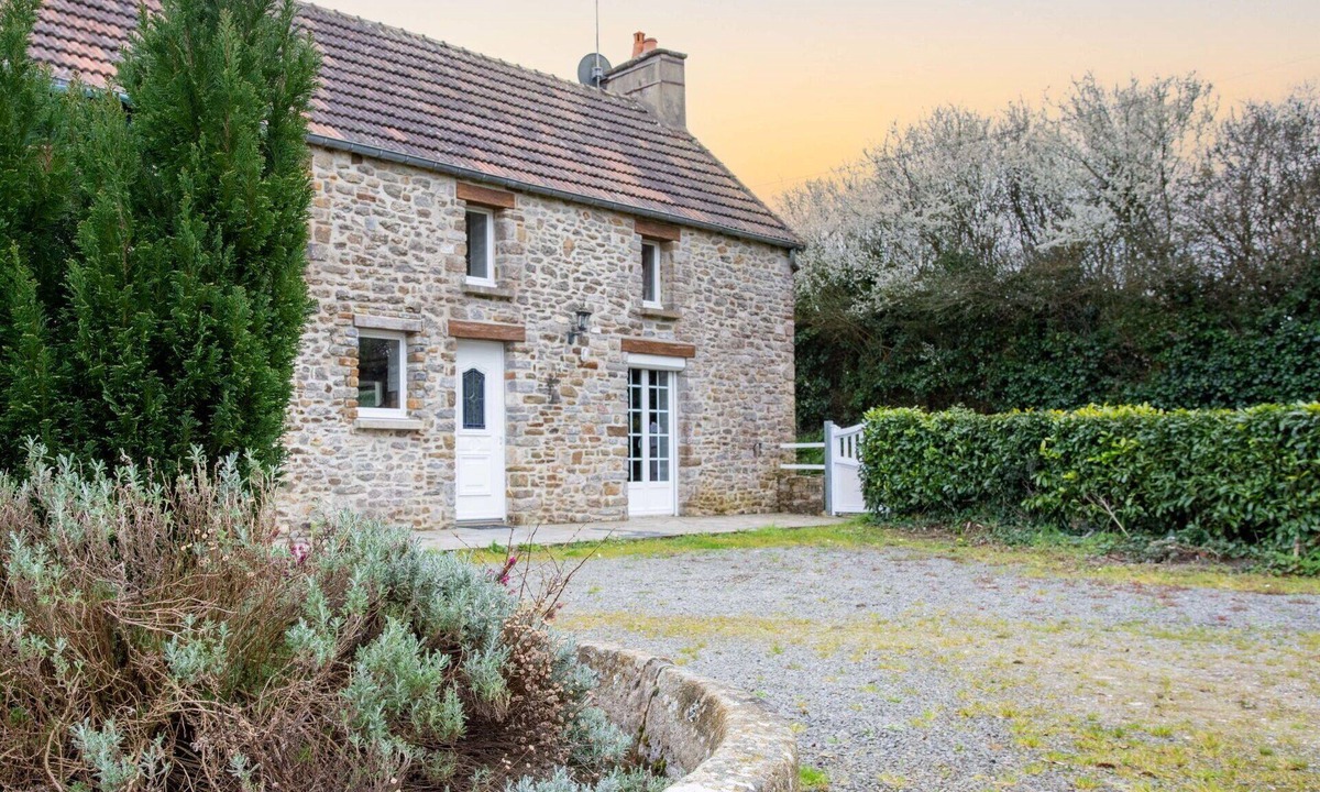 Saint-Lo-d'Ourville House | Beautiful private villa for 10 people with WIFI, TV, patio and pets allowed
