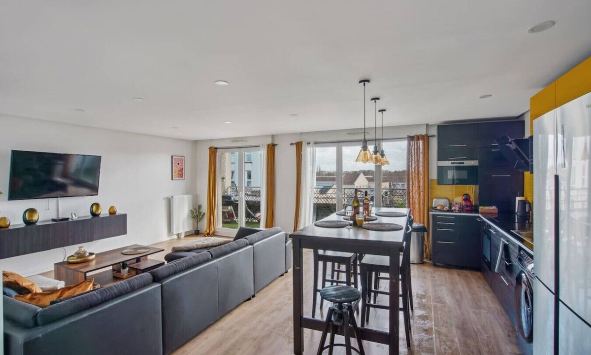 Bezons Apartment | Beautiful, modern apartment with private parking