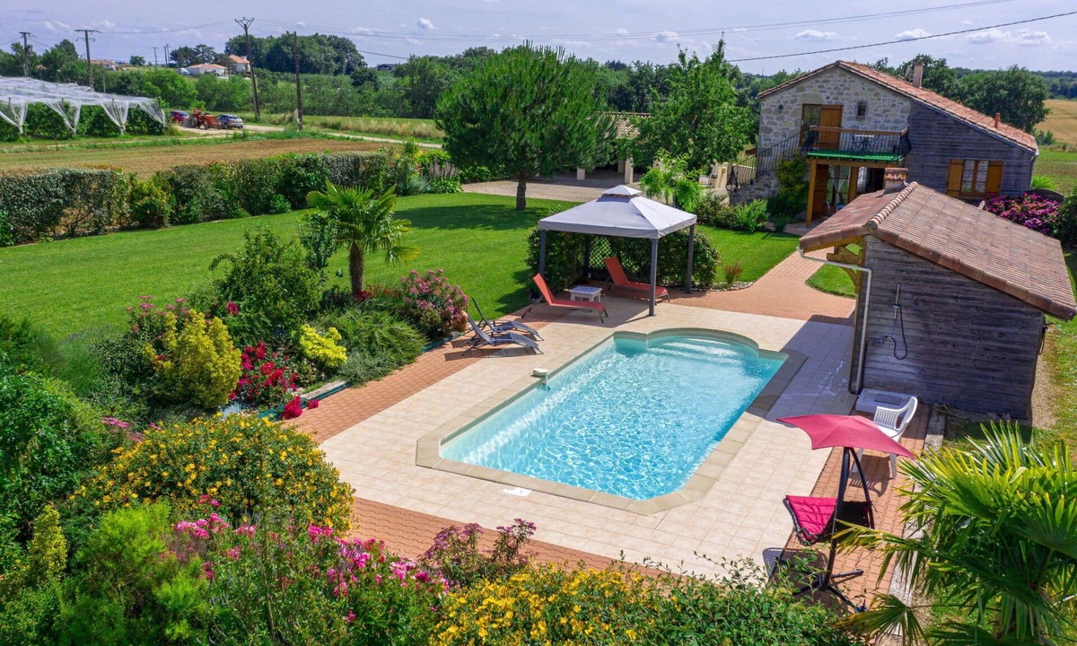 Madaillan Villa | Beautiful private villa for 6 guests with WIFI, A/C, private pool, TV, terrace and pets allowed