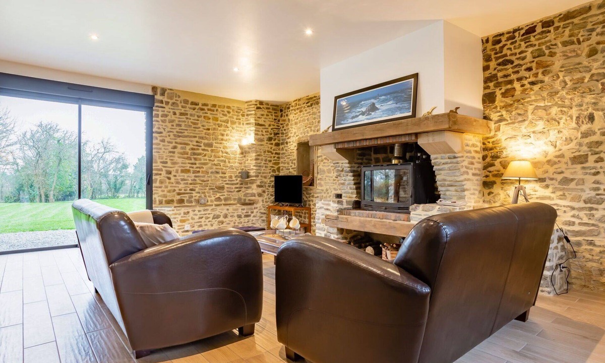 Surville House | Beautiful private villa for 4 guests with WIFI, TV, terrace and pets allowed