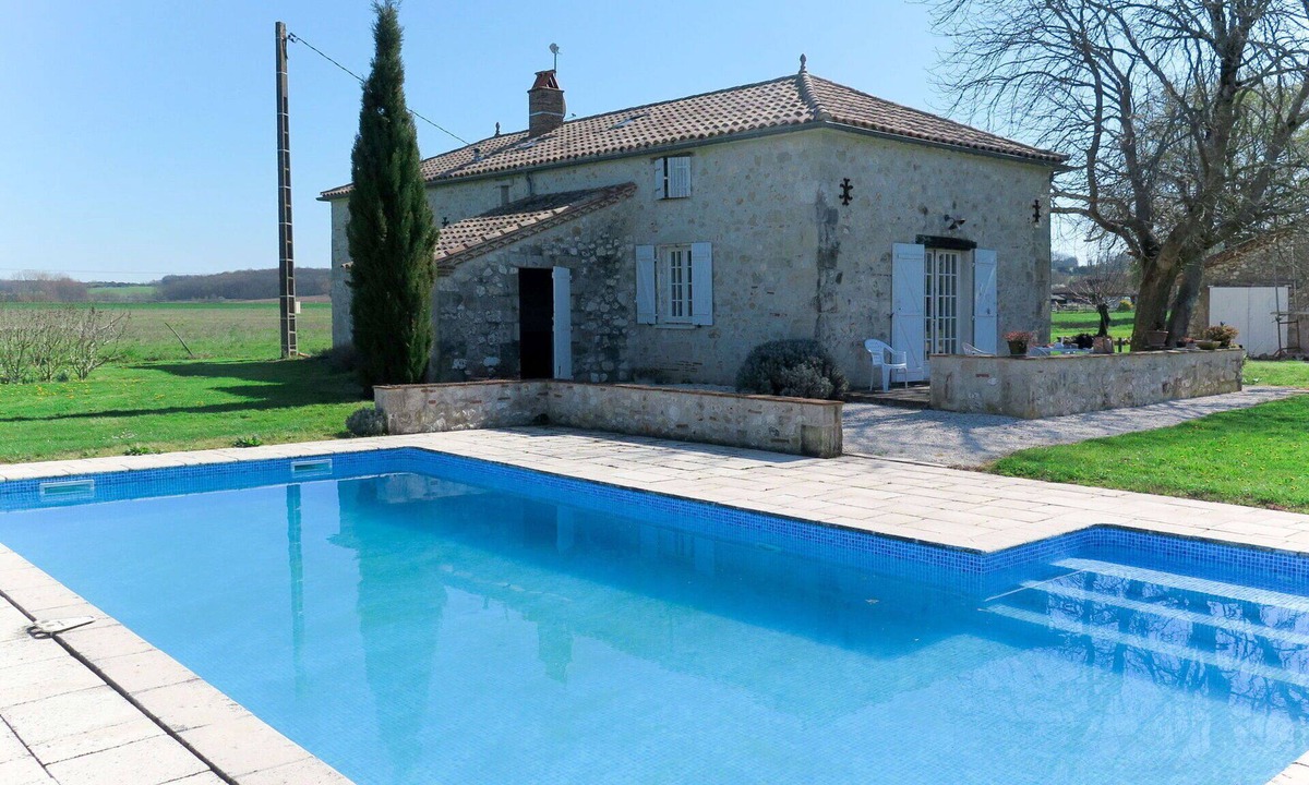 Penne-d'Agenais Villa | Beautiful private villa for 6 people with WIFI, private pool, TV, terrace, pets allowed and park.