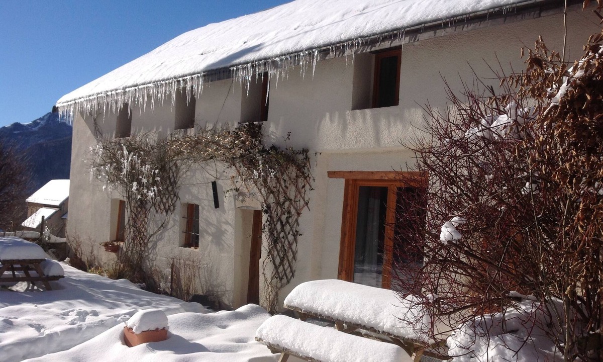 Les Sciauds Ski Chalet | Beautifully converted old barn near Bourg D'Oisans -19 single beds+2 infant cots