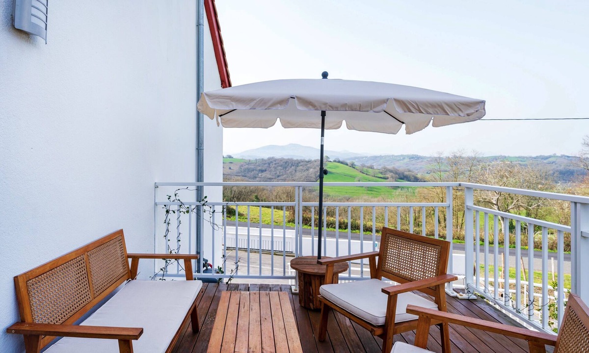 La Bastide-Clairence Bed & Breakfast | Bed and Breakfast 'Maison Perbos 1556 - Itsasoa' with Mountain View, Wi-Fi and Air Conditioning