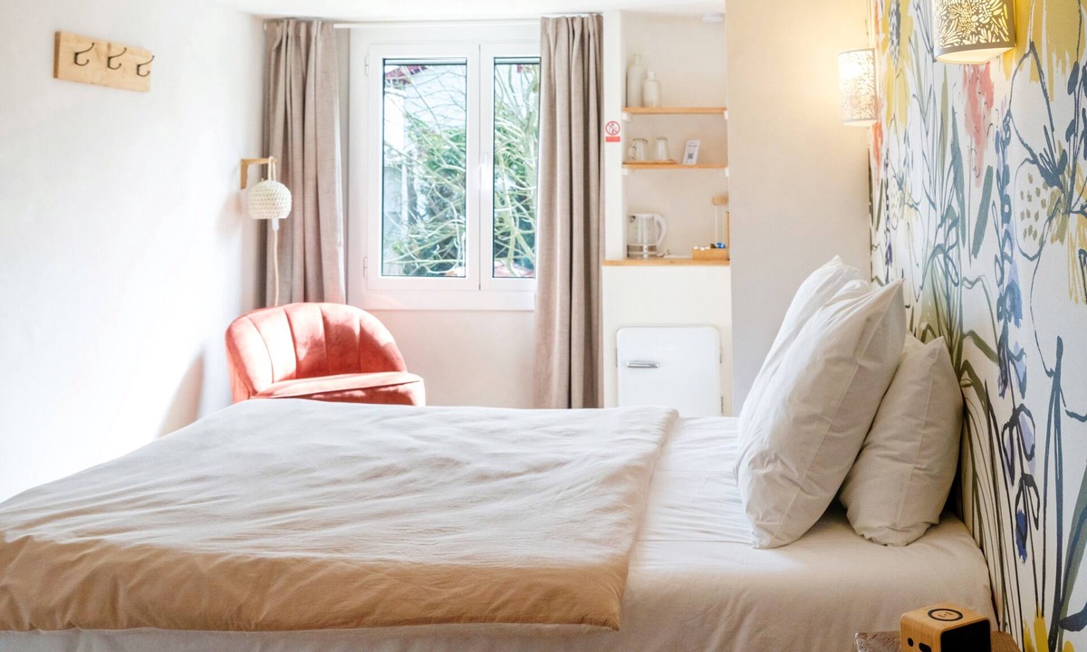 La Bastide-Clairence Bed & Breakfast | Bed and Breakfast 'Maison Perbos 1556 - Lurra' with Shared Pool, Wi-Fi and Air Conditioning