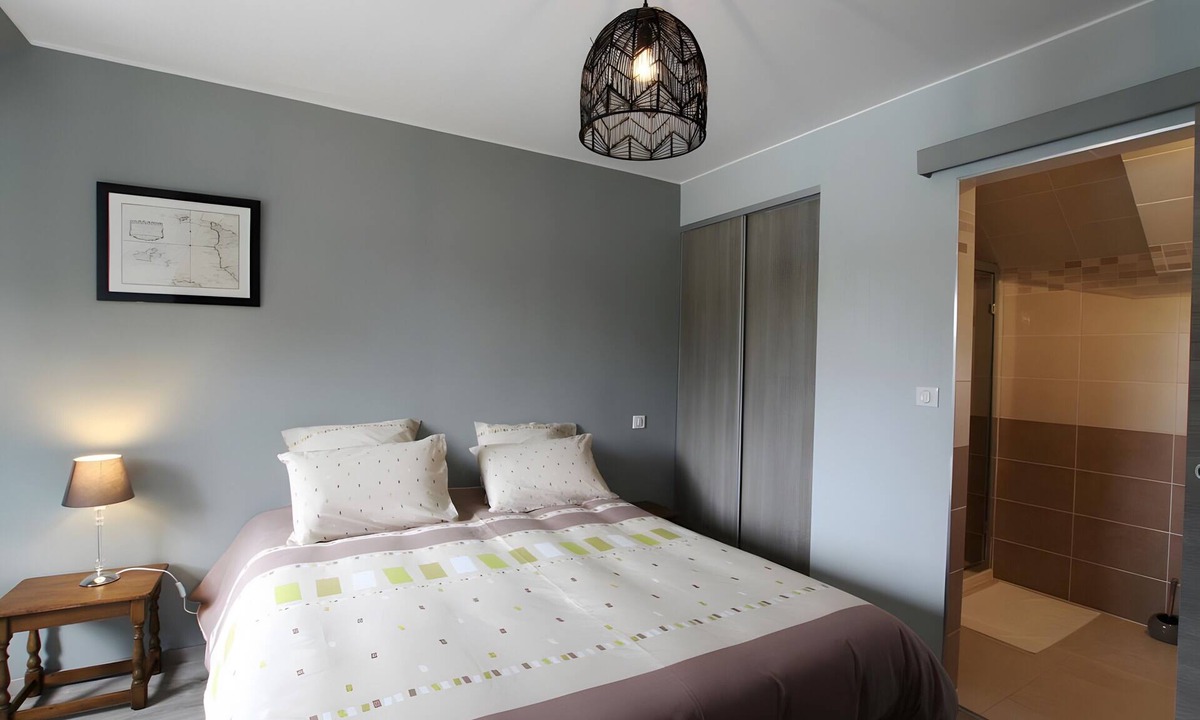Muneville-sur-Mer Bed & Breakfast | Bed and Breakfast 'Chambre Chausey' with Shared Terrace, Shared Garden and Wi-Fi