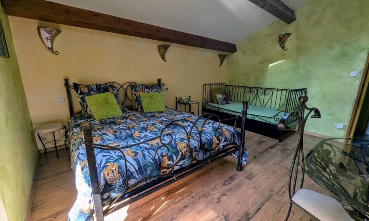Mostuejouls Bed & Breakfast | Bed and Breakfast 'Chambres D'hôtes - La Capluc' with Mountain View, Wi-Fi and Air Conditioning