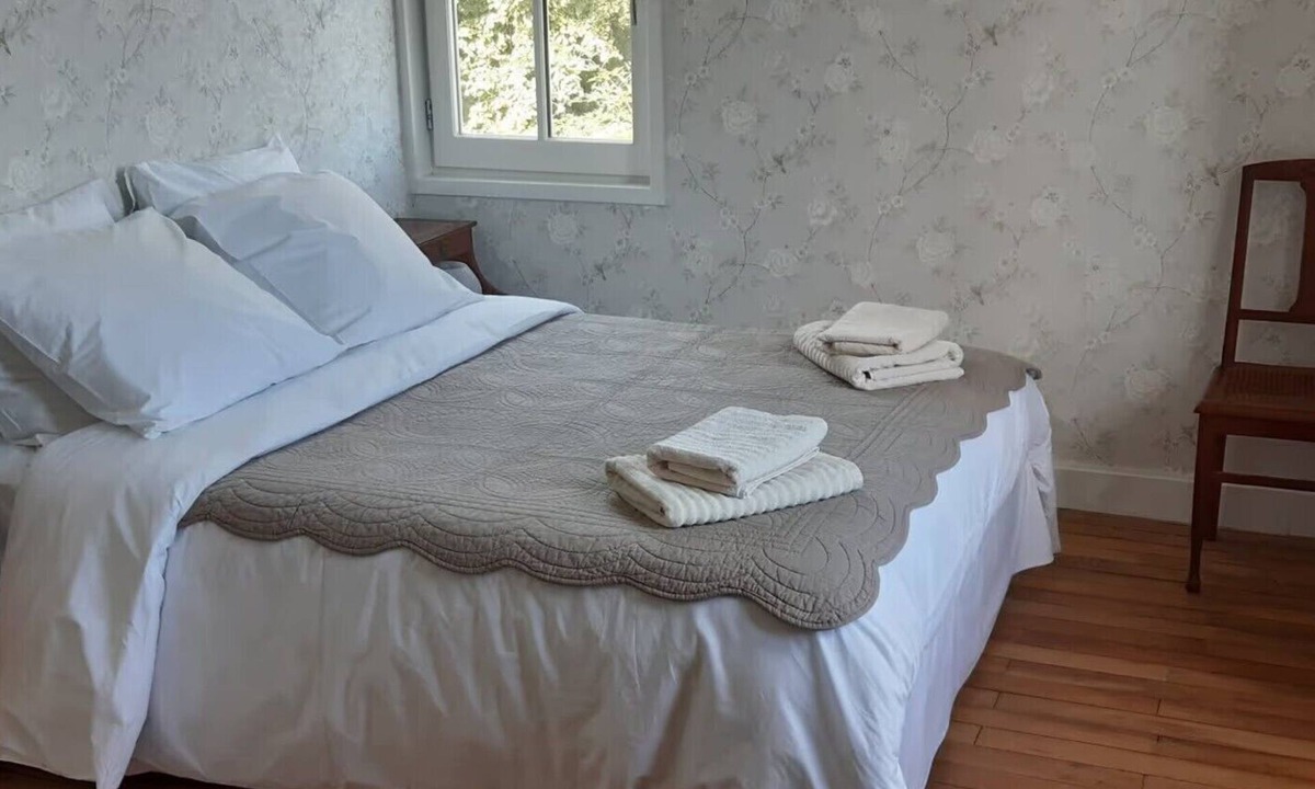 Hautefort Bed & Breakfast | Bed and Breakfast 'Chambre Aux Oiseaux' with Shared Garden