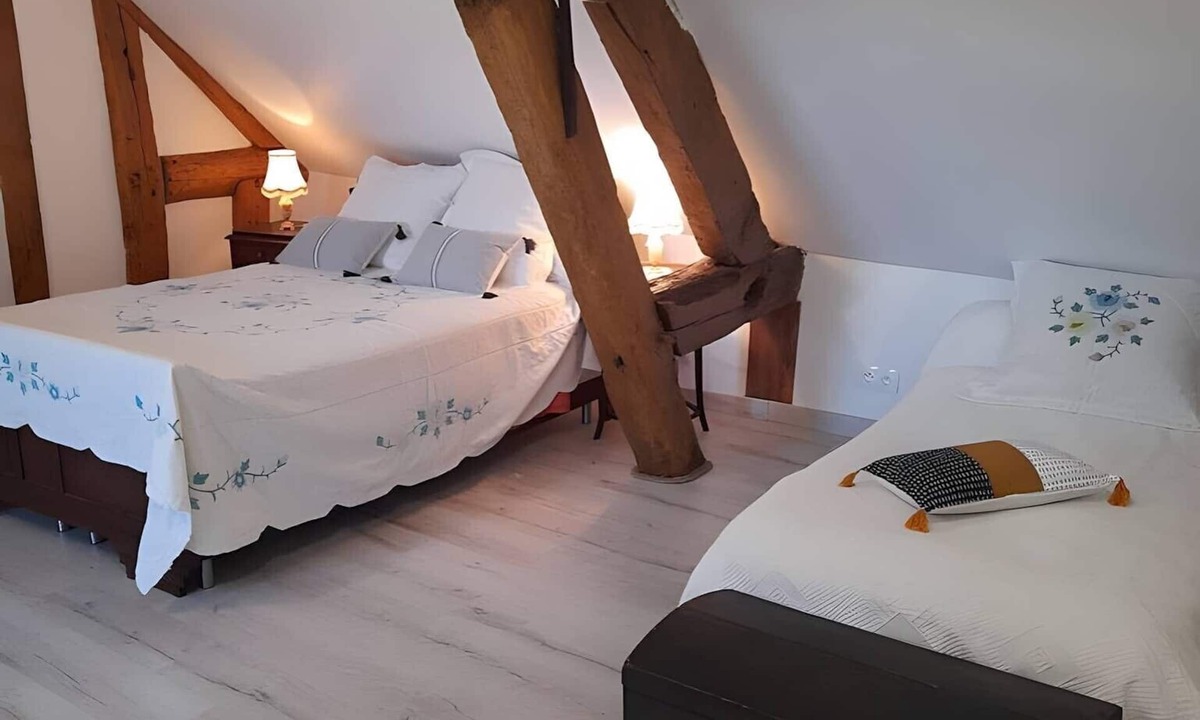 Saint-Bon Bed & Breakfast | Bed and Breakfast 'Chambre 2' with Shared Pool, Shared Terrace and Wi-Fi