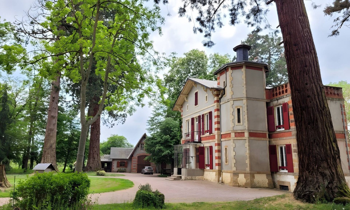 Ygrande Bed & Breakfast | Bed and Breakfast 'Chambre D'hôte - Le Chalêt' with Shared Terrace, Shared Garden and Wi-Fi