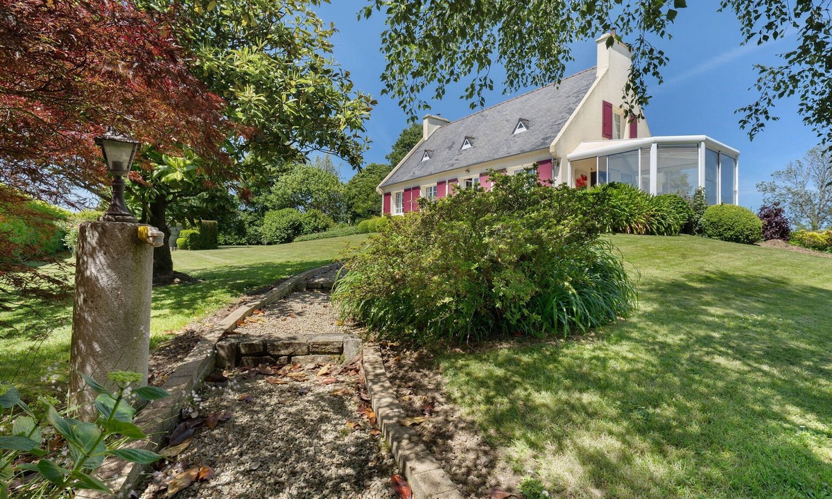 Lanhouarneau Bed & Breakfast | Bed and Breakfast 'La Chambre Bleue' with Shared Terrace, Shared Garden and Wi-Fi