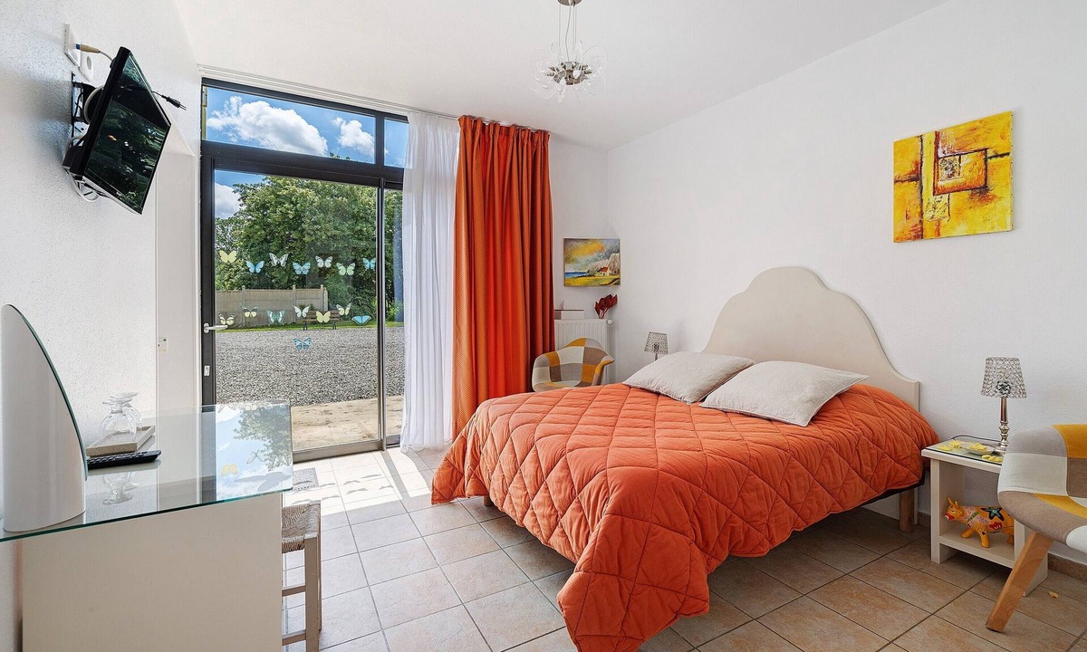 Huriel Bed & Breakfast | Bed and Breakfast 'Les Malvaux - Chambre Orange' with Shared Pool, Shared Terrace and Wi-Fi