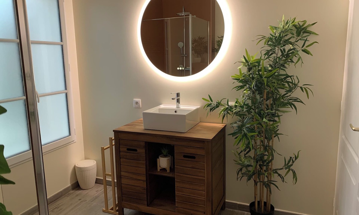 Le Mesnil-Amelot Bed & Breakfast | Bedroom with separate bathroom