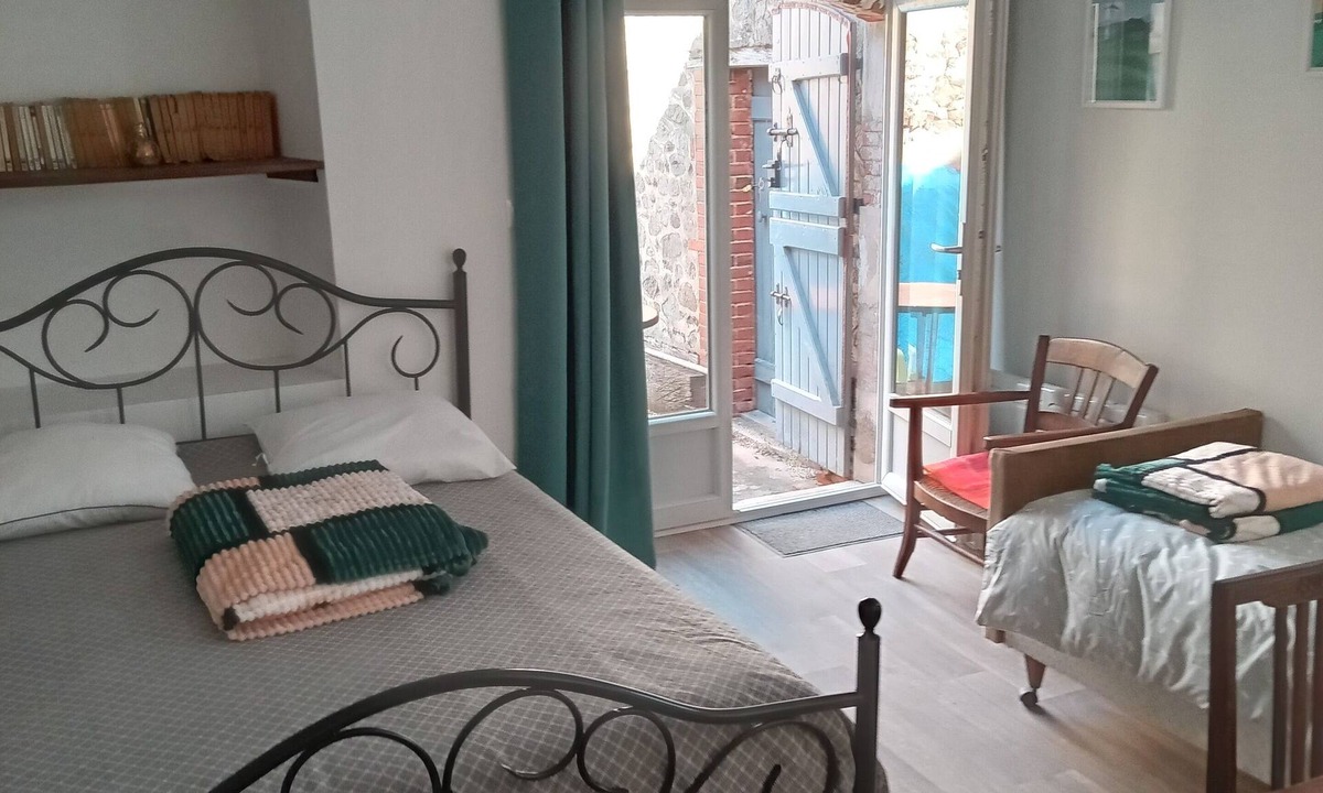 Chantelle Bed & Breakfast | BEDROOM with separate entrance, Pte terrace, Carport. Mini 2nights. Pets ok
