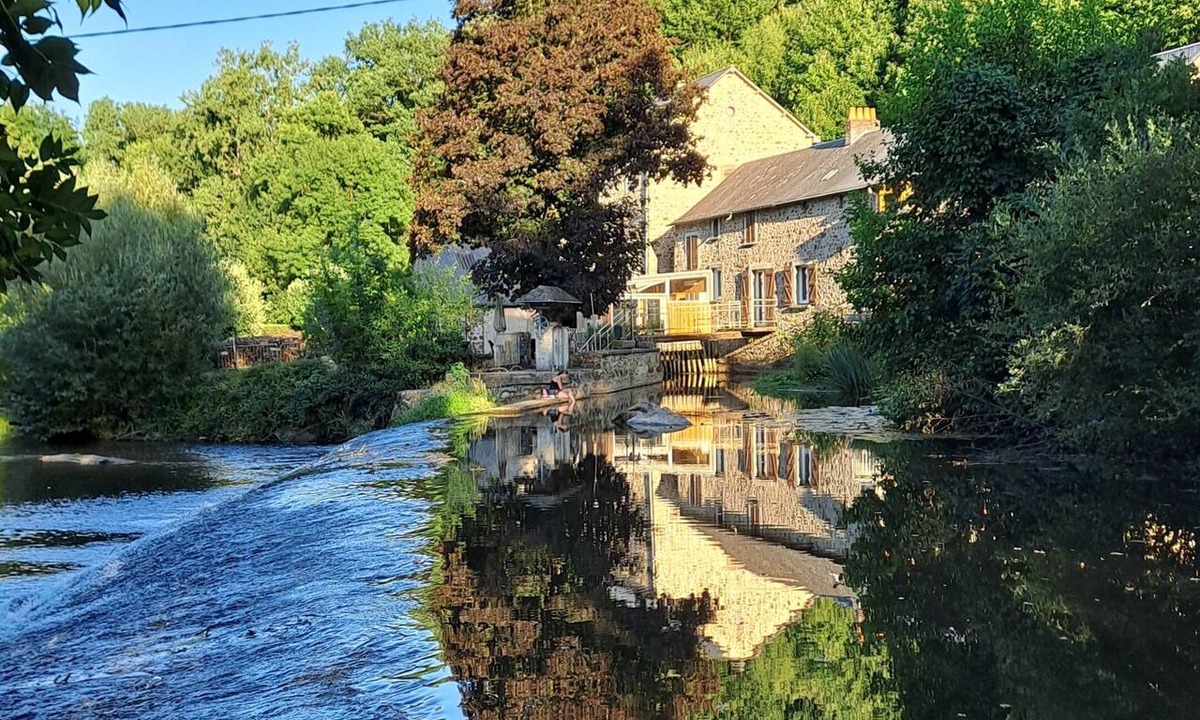Saint-Jean-sur-Mayenne House | Belle Maison au Bord de L'eau