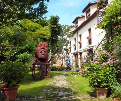 Barbizon Bed & Breakfast | Besharat Gallery & Museum