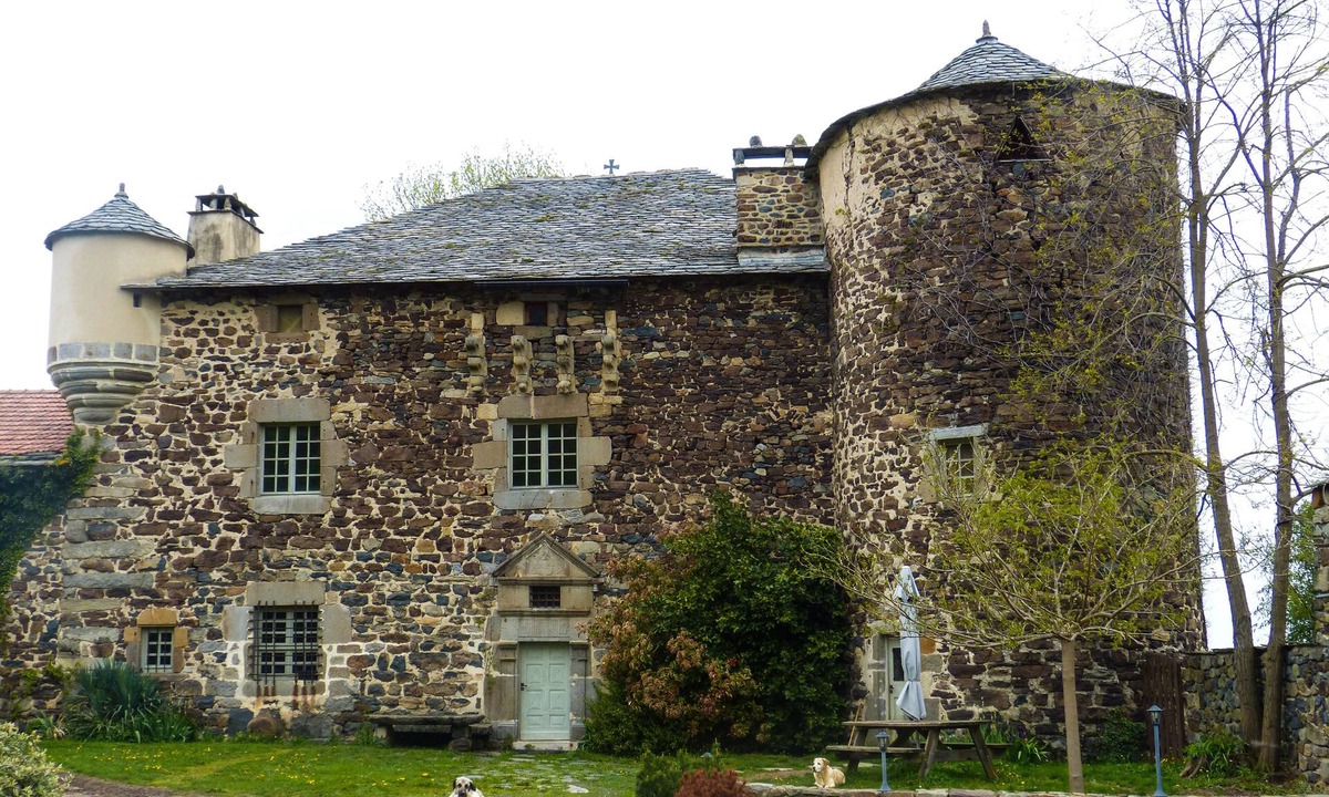 Retournac Bed & Breakfast | Bienvenue à la Maison Forte de Chabanolles - Un lieu singulier et authentique