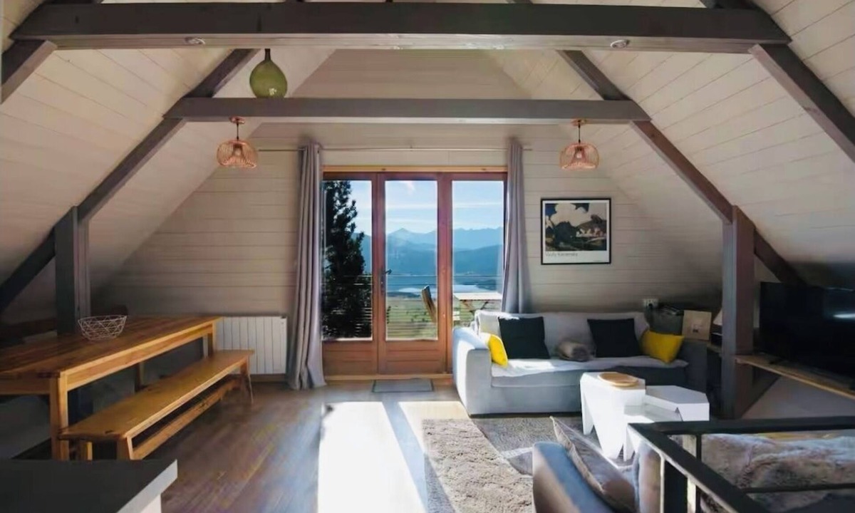Les Angles Ski Chalet | Breathtaking views from a charming chalet