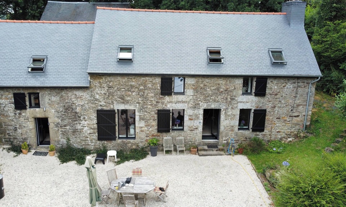 Pont-Melvez Bed & Breakfast | Breton cottage with pool