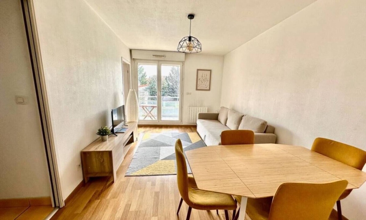 La Pradelle Apartment | Bright apartment 2 mins walk from station