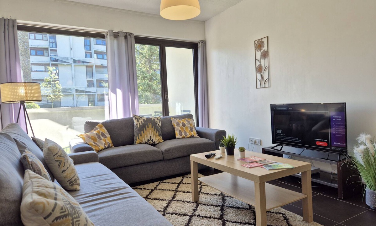 Pessac Apartment | Bright apartment for 6 in Pessac
